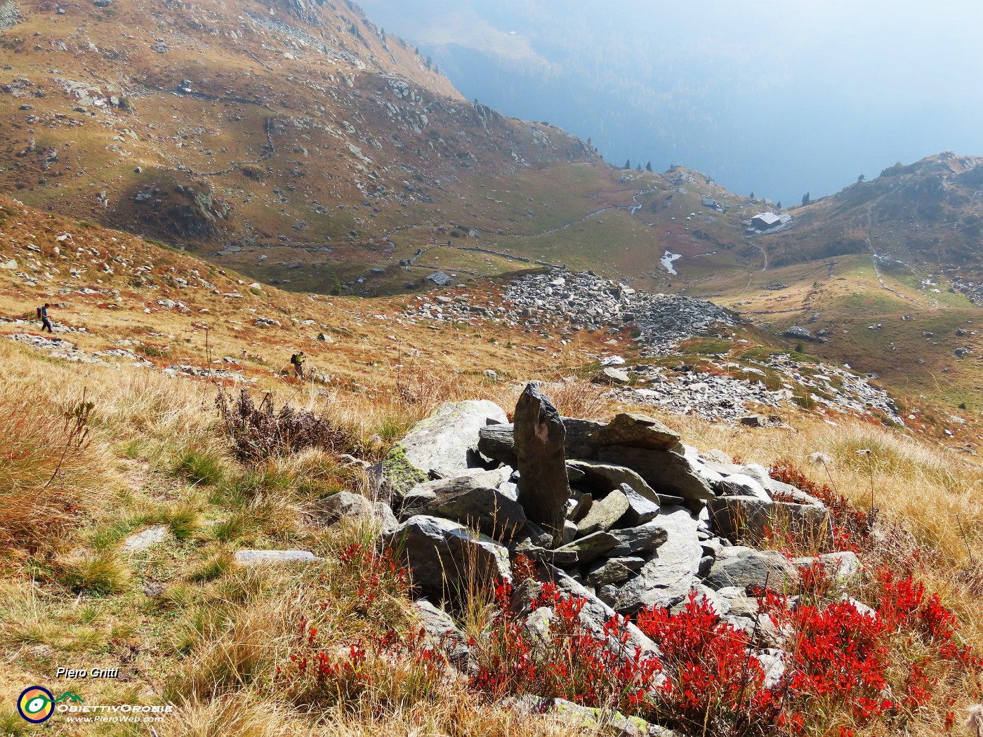 58 Bivacco Zamboni a sx , Rifugio Balicco a dx.JPG